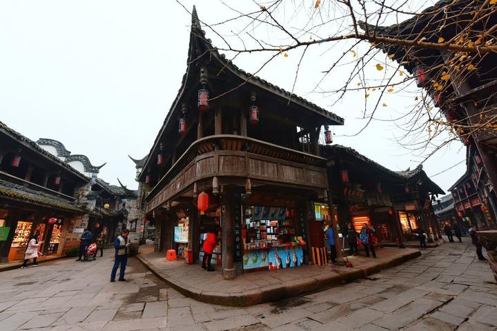 他是铁匠出生一战成名,赢得了“万岁军”的称号,73岁长眠八宝山